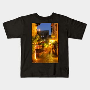 Drosselgasse, Rüdesheim, Rhine, Rheingau, Hesse, Germany, evening Kids T-Shirt